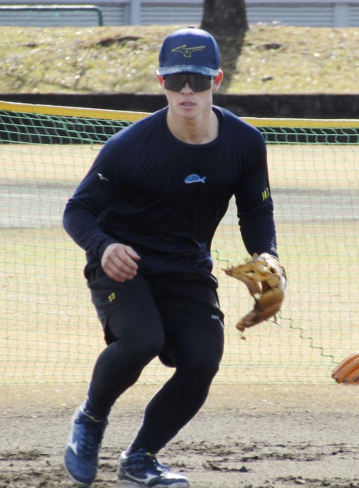 　ノックを受けるヤクルトの内山＝宮崎県西都市