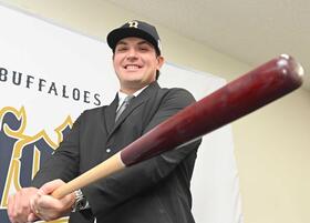 　バットを手に笑顔を見せるボブ・シーモア（撮影・高部洋祐）