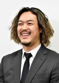 　契約交渉に臨み取材に応じる高橋