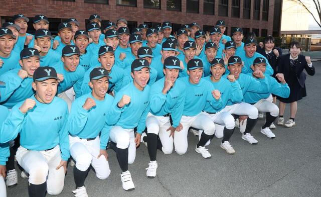 出場を決め喜ぶ山梨学院ナイン（撮影・石井剣太郎）