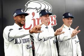 　入団記者会見で撮影に応じる（右から）林安可、ワイナンス、カナリオ