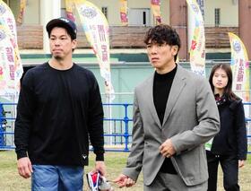 　楽天キャンプ地を訪れた松井稼頭央氏（右）と前田健