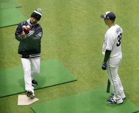 　西岡チーフ打撃兼走塁コーチ（左）から指導を受ける井上