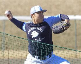　力の入ったキャッチボールをする西武の平良＝南郷