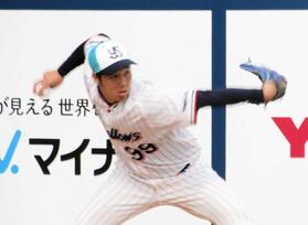 　ブルペンで投球練習を行う青柳