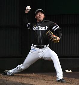 　ブルペンで投げ込む東浜（撮影・佐藤厚）