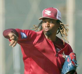 　髪をなびかせキャッチボールするウレーニャ（撮影・佐々木彰尚）