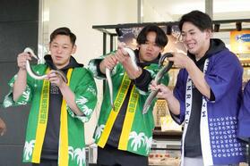 　ウナギのつかみ取りに参加した（左から）鈴木豪、稲川、高橋