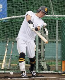 　打撃練習する牧原大