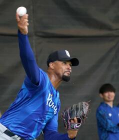 　初ブルペンのデュプランティエ（撮影・佐々木彰尚）