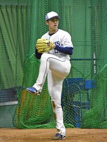 　ブルペンで投球練習する高橋礼