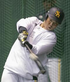 　打撃練習する近藤