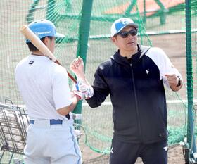 　野村（左）を指導する山崎武司臨時コーチ