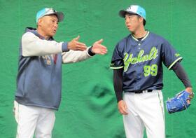 　青柳（右）を指導する池山監督（撮影・伊藤玄門）