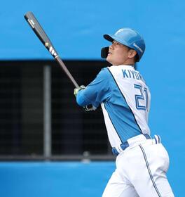 　２回、左中間に先制ソロを放つ清宮幸（撮影・西岡正）