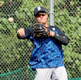 　守備練習する牧