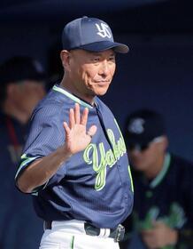 　選手交代を告げる池山監督