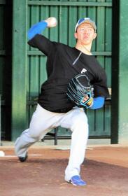 ブルペンで投球練習をする大川