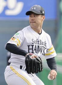 　実戦形式の打撃練習に登板したソフトバンク・松本晴＝宮崎