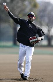 　キャッチボールするオスナ