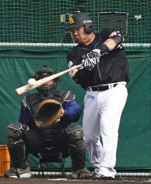 打撃練習する山川