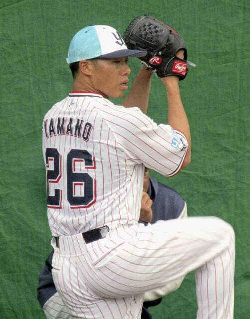 　ブルペンで投球練習するヤクルト・山野