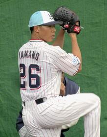 　ブルペンで投球練習するヤクルト・山野