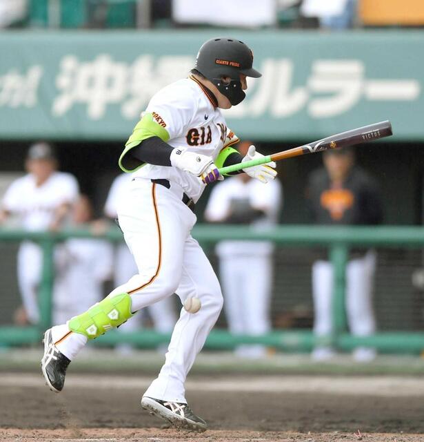 　５回、死球を受ける丸（撮影・開出牧）