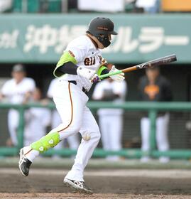 　５回、死球を受ける丸（撮影・開出牧）