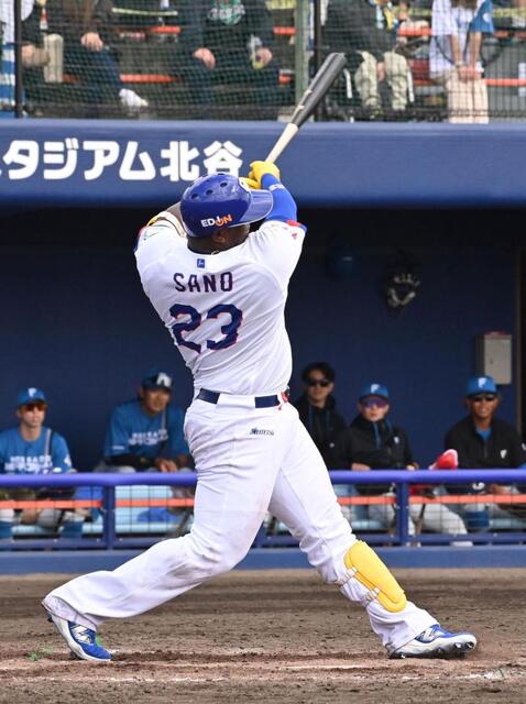 ４回中日無死、左前え安打を放つサノー（撮影・持木克友）