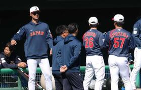 　登板した北山（右端）らと話すダルビッシュ（撮影・金田祐二）