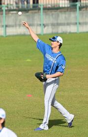 キャッチボールをする達（撮影・持木克友）