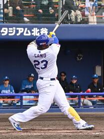 ４回中日無死、左前え安打を放つサノー（撮影・持木克友）