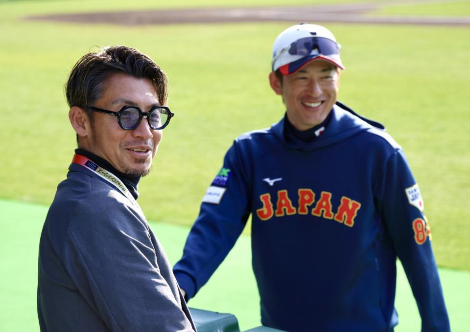 能見篤史コーチ（右）と談笑する鳥谷敬氏（撮影・伊藤笙子）