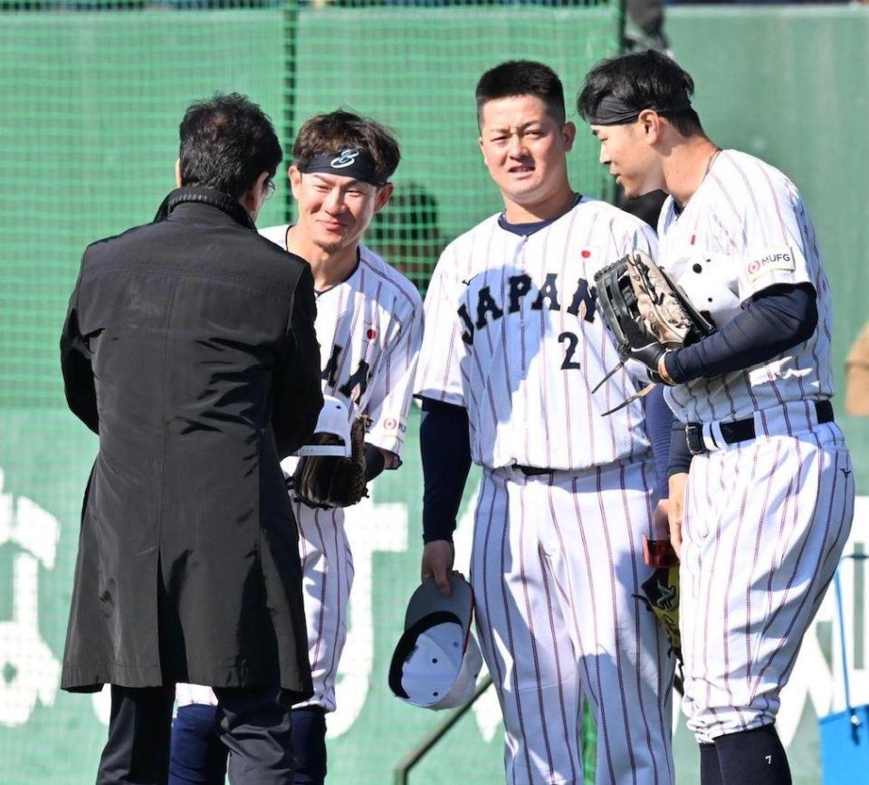 栗山氏にあいさつする（右から）佐藤輝、牧、牧原大