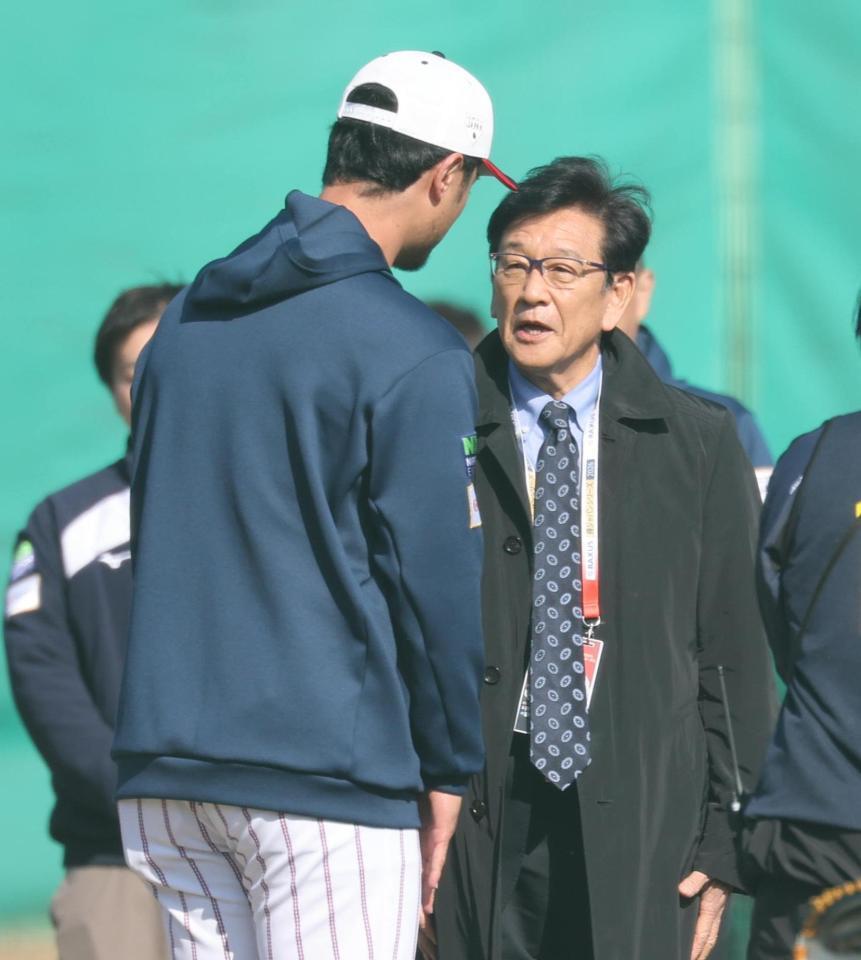 アドバイザーのダルビッシュ（左）と言葉を交わす栗山氏