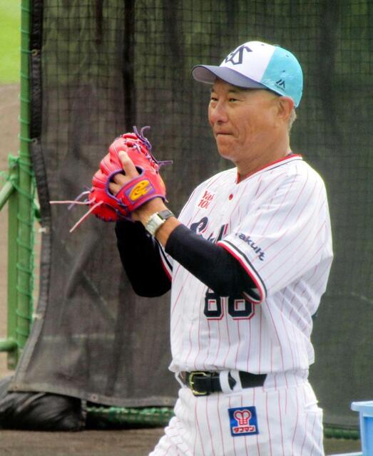 　打撃投手を務めた池山監督
