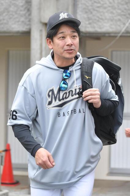 　練習を終え球場を引きあげるサブロー監督（撮影・持木克友）