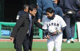 　近藤を激励する栗山前監督（撮影・金田祐二）