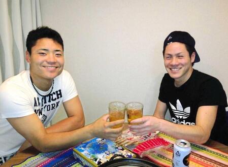 　友人との時間を楽しむ中村（左）と荒川さん（ともに荒川さん提供）