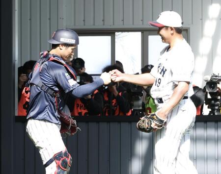 ブルペンでの投球を終え、グータッチする坂本（左）と菅野（撮影・伊藤笙子）