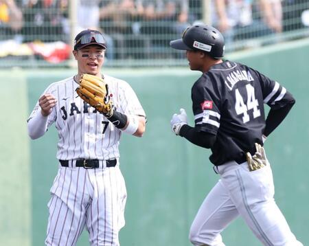 ２回、特大ソロを放った笹川（右）に声を掛ける佐藤輝（撮影・伊藤笙子）