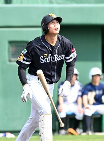 ２回、右越えへ本塁打を放つ笹川