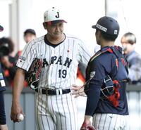 ブルペンでの投球を終え、坂本（右）と話す菅野撮影・伊藤笙子）