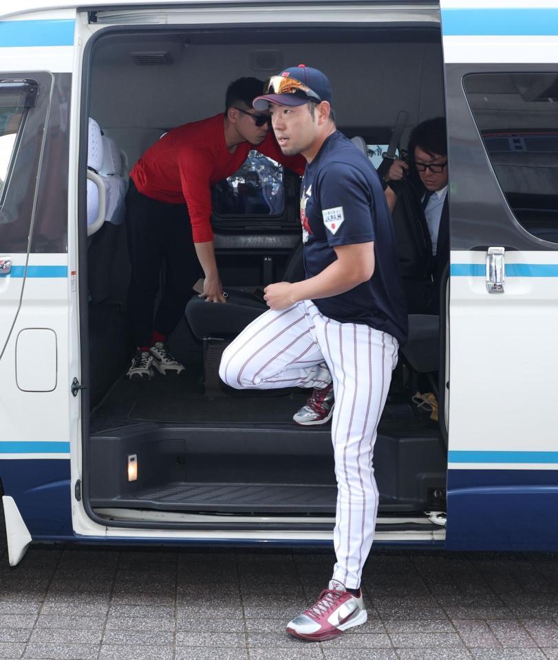 合流した菊池雄星（撮影・金田祐二）