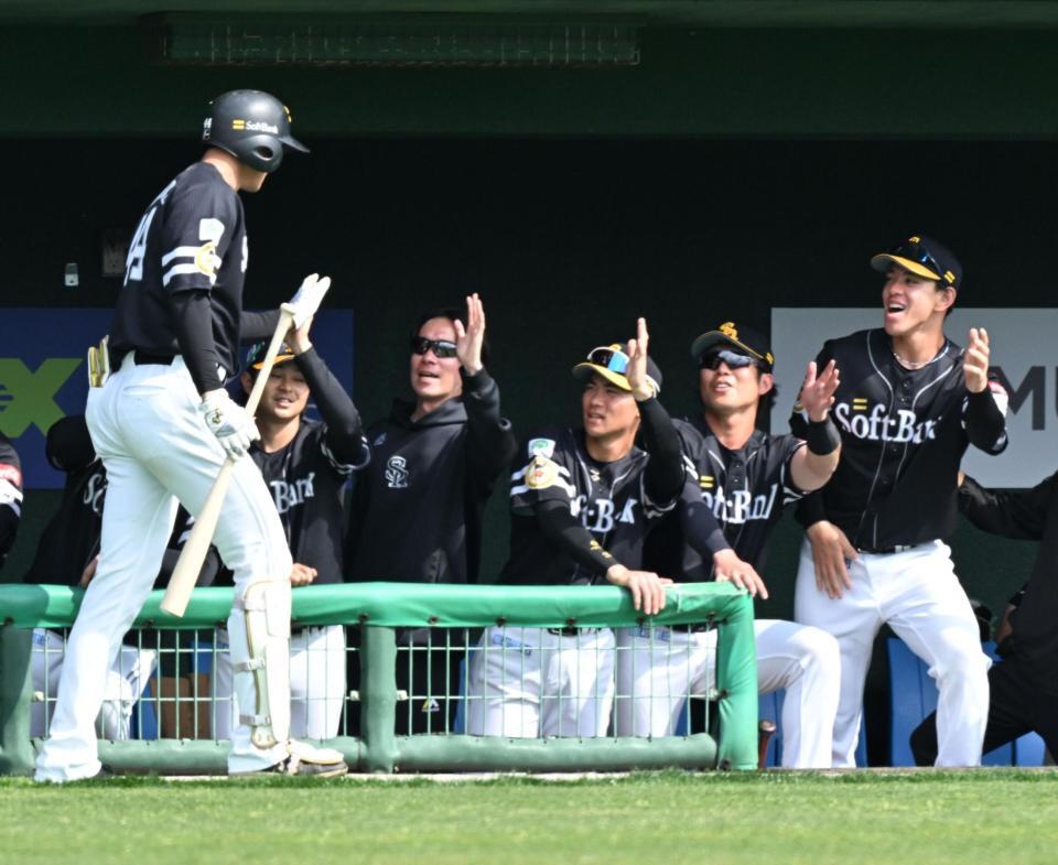 ２回、右越えソロの笹川をタッチで迎えるソフトバンクの選手たち