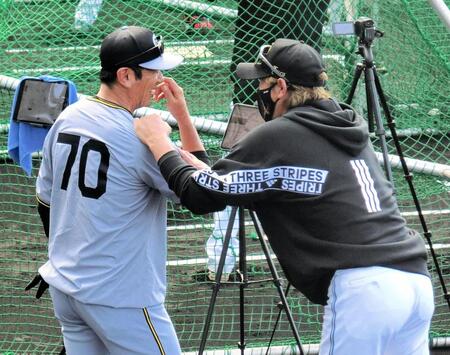 田中内野守備走塁コーチ（左）と談笑する新庄監督