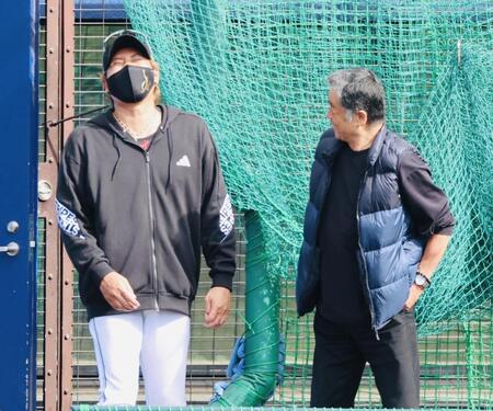 新庄監督（左）は川藤幸三氏と談笑する（撮影・山口登）