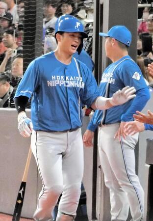 先制ソロを放ち、チームメートに出迎えられる郡司