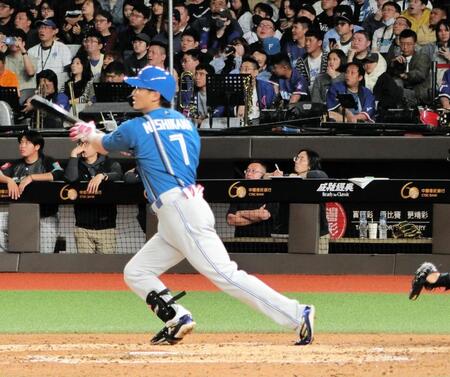 西川は右越えに２ランを放つ